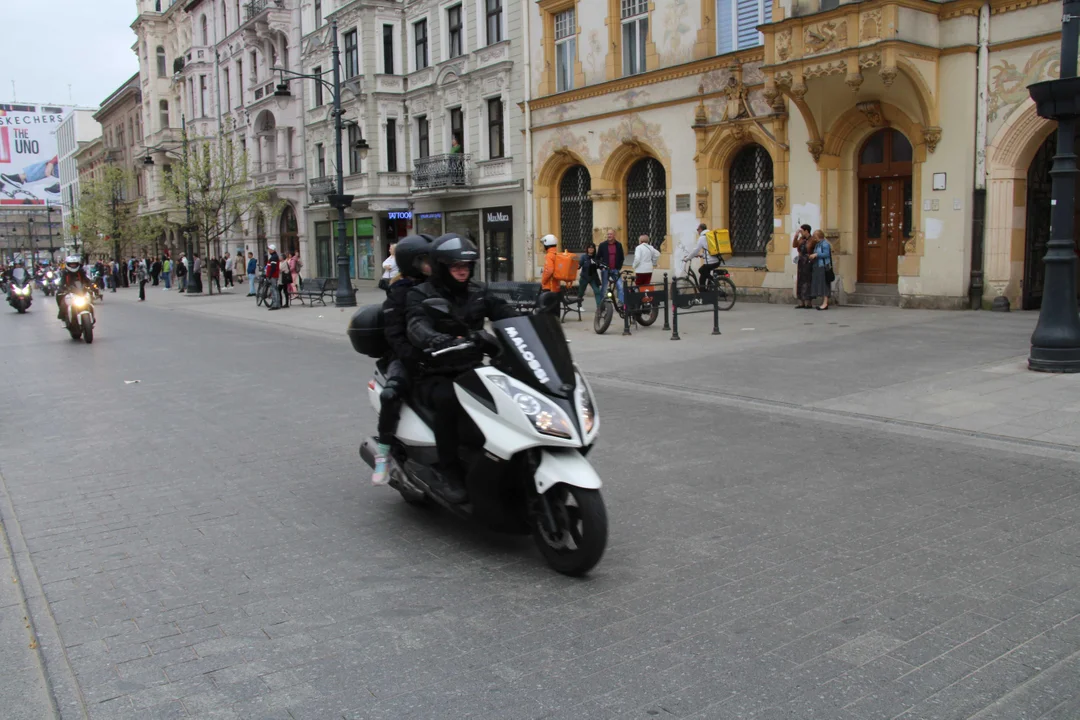 Wielka parada motocyklowa na ulicy Piotrkowskiej w Łodzi