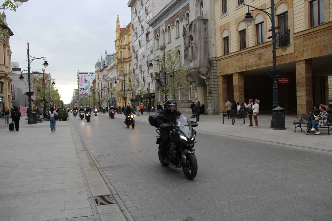 Wielka parada motocyklowa na ulicy Piotrkowskiej w Łodzi