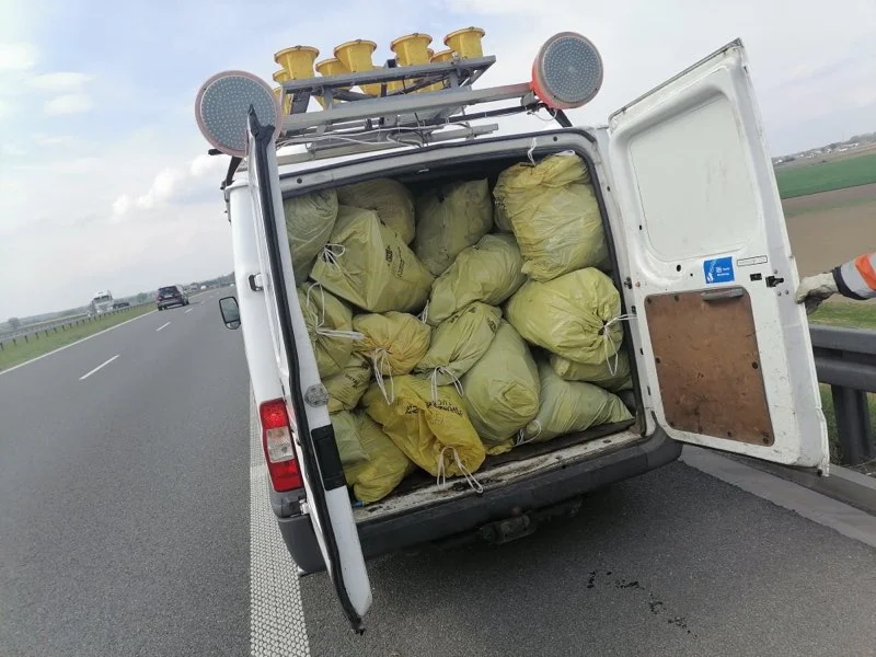 Coraz więcej śmieci przy polskich drogach. Niektórzy wyrzucają nawet opony na środku drogi