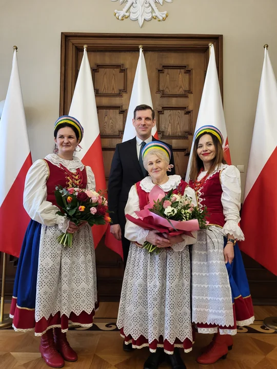 Pani Jadwiga Kubaczyk, założycielka i kierowniczka Zespołu Śpiewaczego "Krzyżanówek", została uhonorowana Złotym Krzyżem Zasługi nadanym przez Prezydenta RP.