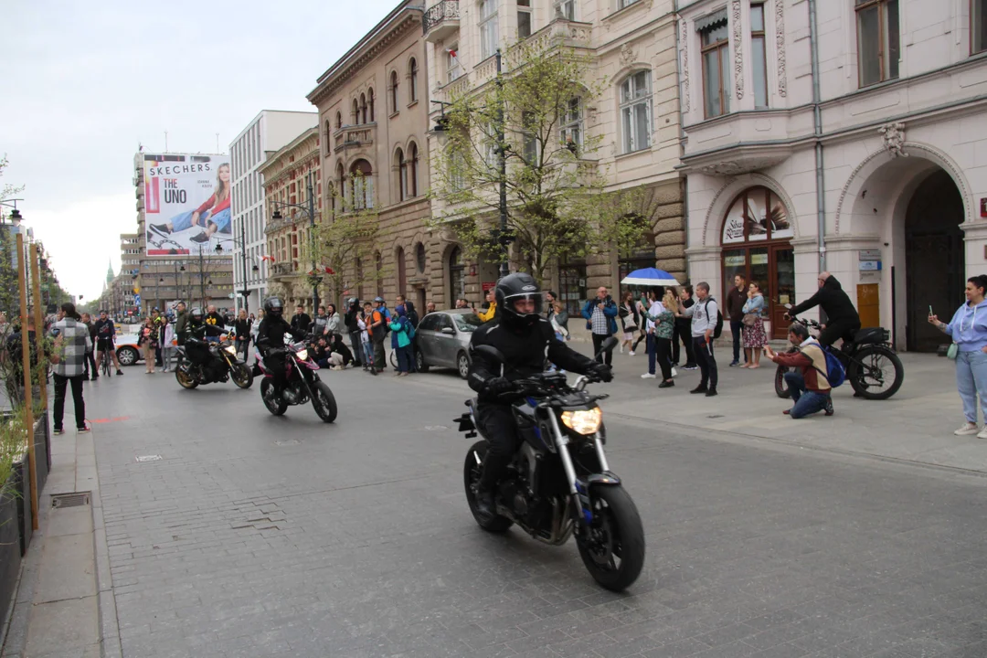 Wielka parada motocyklowa na ulicy Piotrkowskiej w Łodzi