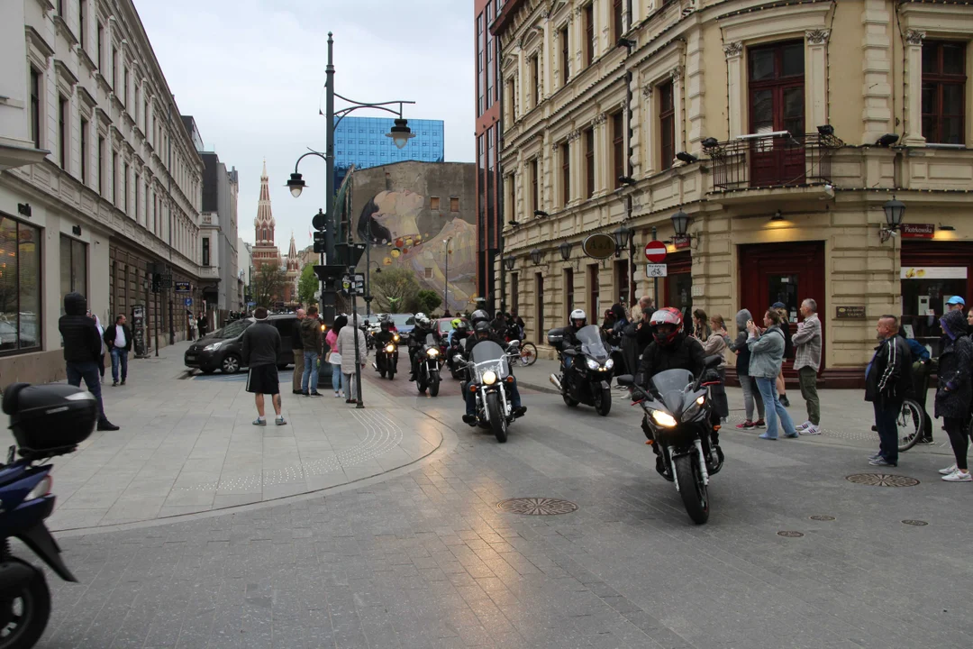 Wielka parada motocyklowa na ulicy Piotrkowskiej w Łodzi