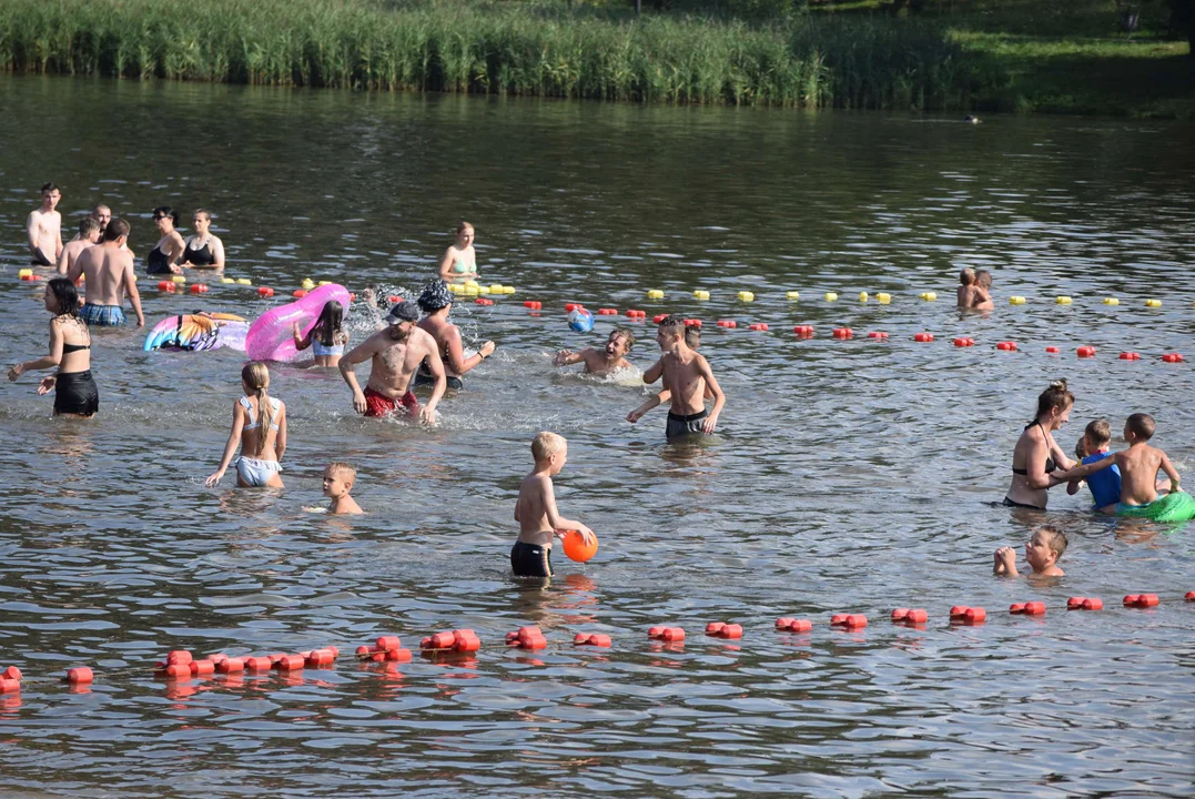 Łodzianie wypoczywają na Stawach Jana