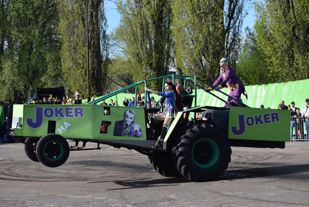 Giganty na czterech kołach zrobiły duże show! Widowiskowy pokaz monster trucków