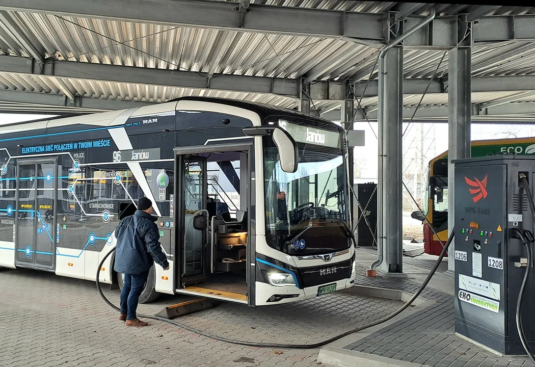 Niezwykły pojazd na testach w MPK Łódź. Zdobył nagrodę autobusu 2023 roku. Do kiedy zostanie w Łodzi? [ZDJĘCIA] - Zdjęcie główne