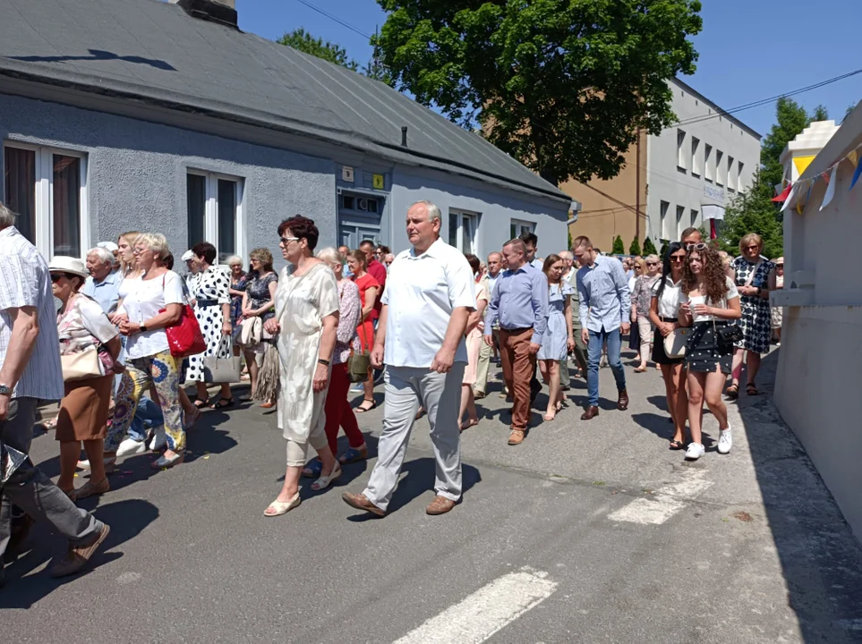 Ulicami Zgierza przeszły procesje Bożego Ciała.