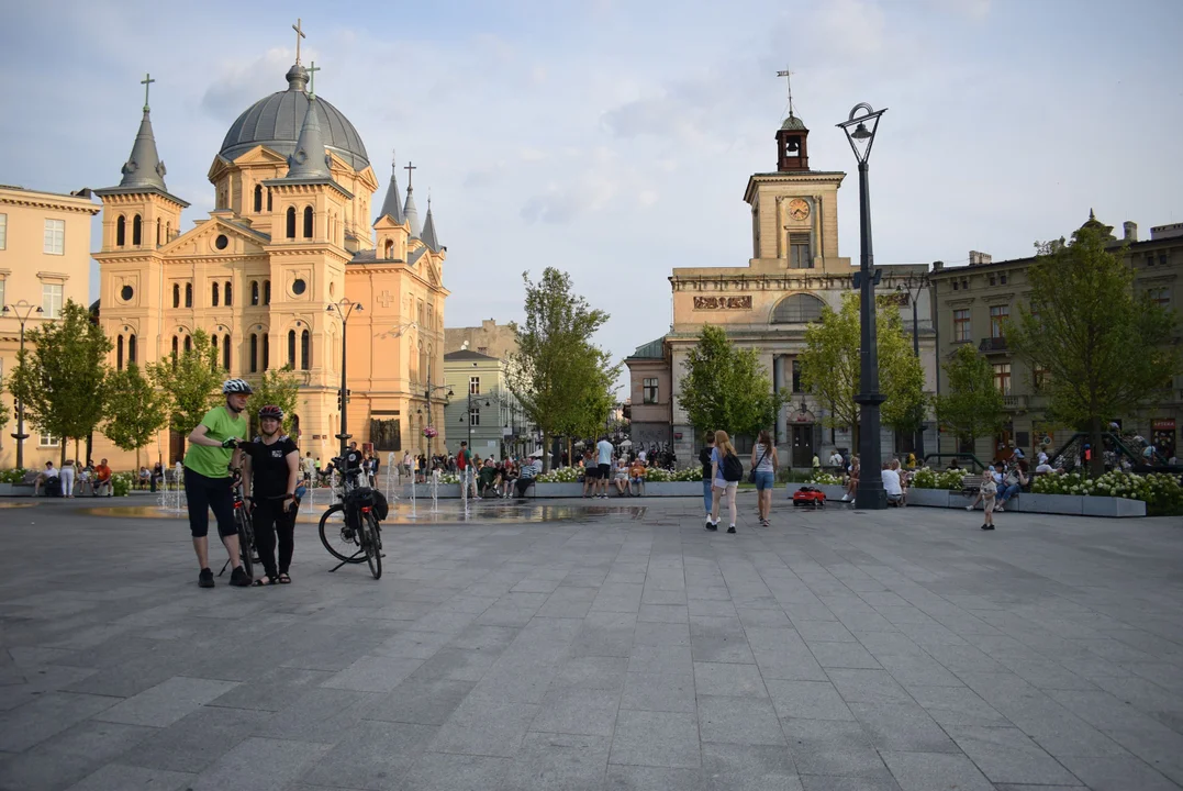 Łodzianie wypoczywają na placu Wolności