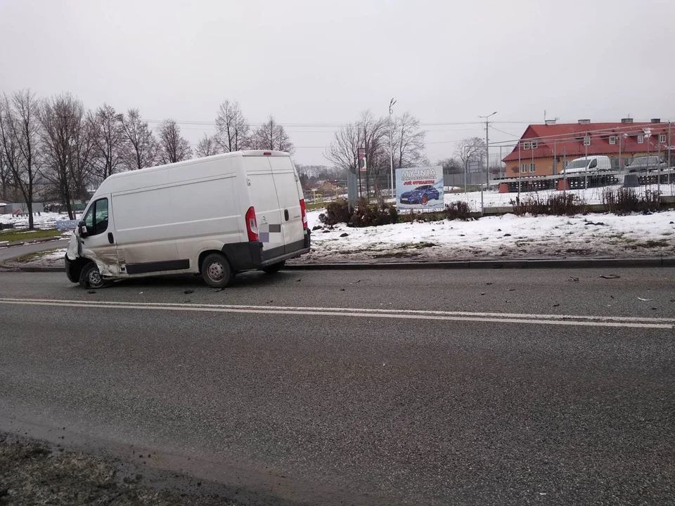 Utrudnienia na DK 60 pod Kutnem. Doszło do wypadku z udziałem osobówki i dostawczaka