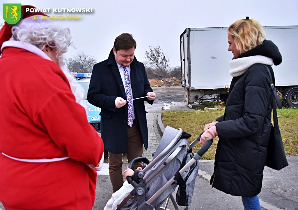 Władze powiatu kutnowskiego i funkcjonariusze policji rozdawali mieszkańcom odblaski z okazji mikołajek