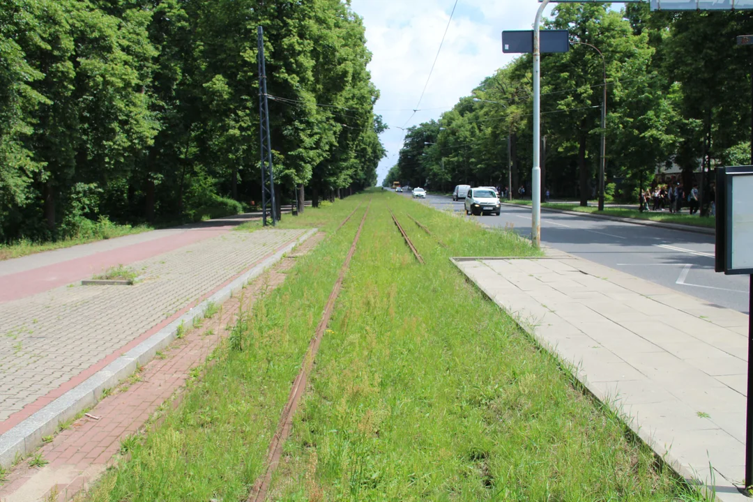 Nieczynne przystanki tramwajowe przy Konstantynowskiej