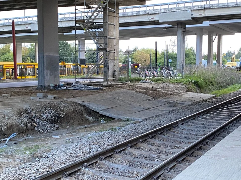 Stacja Łódź Dąbrowa w czasie remontu wiaduktów