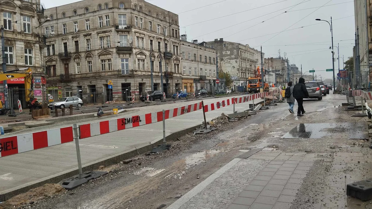 Trwa łączenie nowego torowiska ze starym przy ul.Legionów w Łodzi