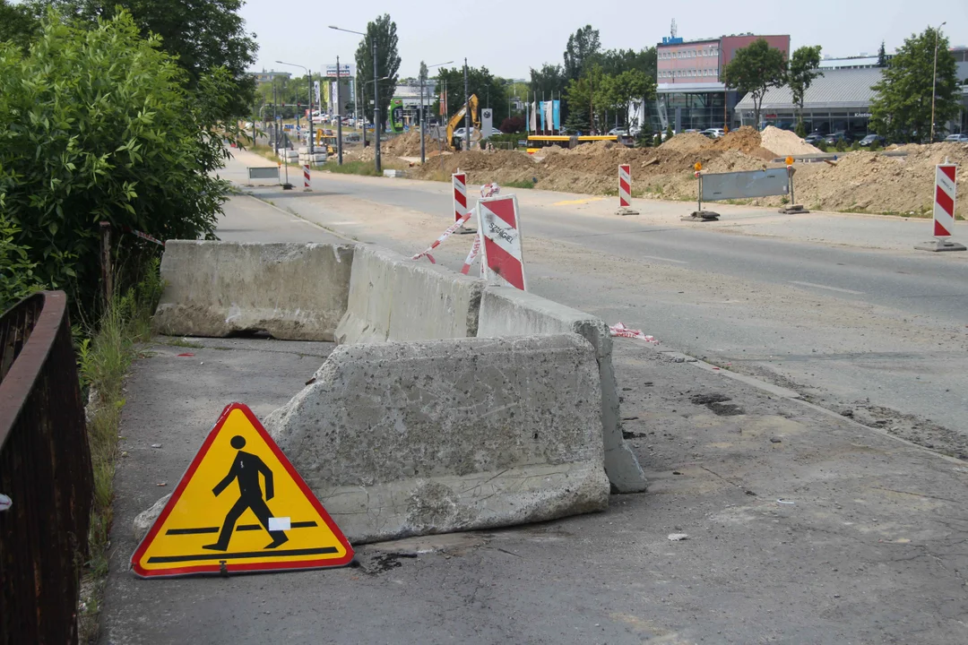 Chwile grozy na Przybyszewskiego. Rozpędzony samochód spadł z wiaduktu