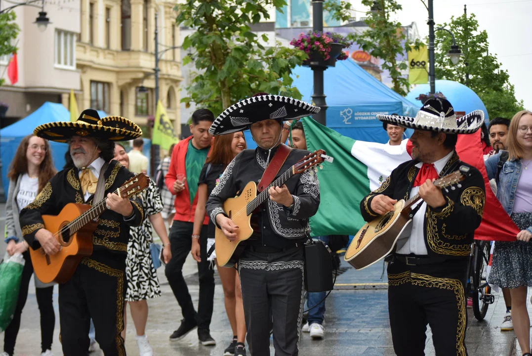 Piotrkowska pełna koloru, tańca i pysznego jedzenia. Festiwal Miast Partnerskich w Łodzi [ZDJĘCIA] - Zdjęcie główne