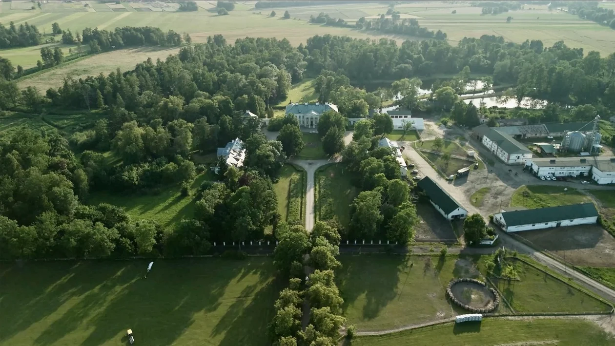Kompleks pałacowy w Walewicach.jpegKompleks pałacowy w Walewicach