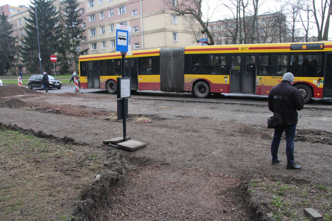 Utrudnienia dla pieszych i podróżnych MPK Łódź na Lutomierskiej