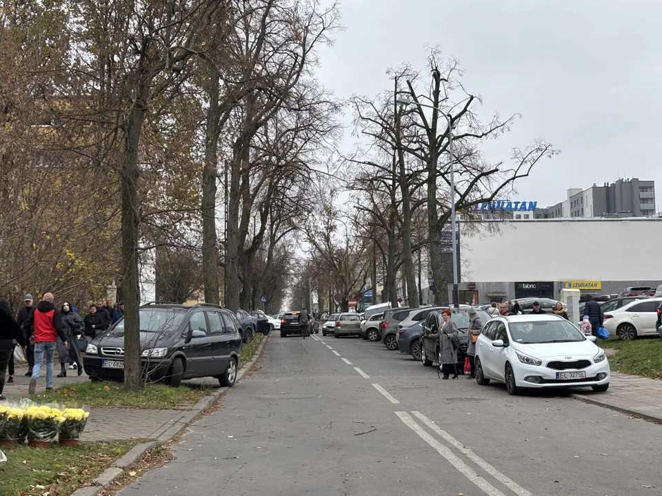 Korki w okolicach cmentarza na Dołach