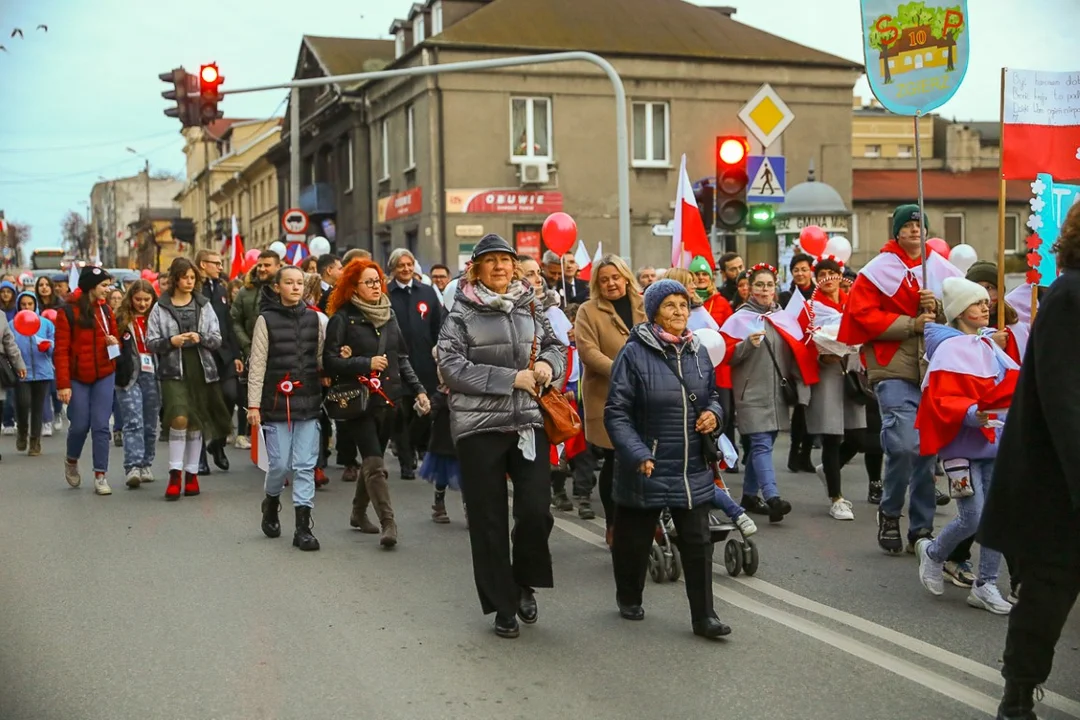 Pochody 11 listopada w Zgierzu. Mieszkańcy tłumnie uczestniczyli w uroczystościach Święta Niepodległości.