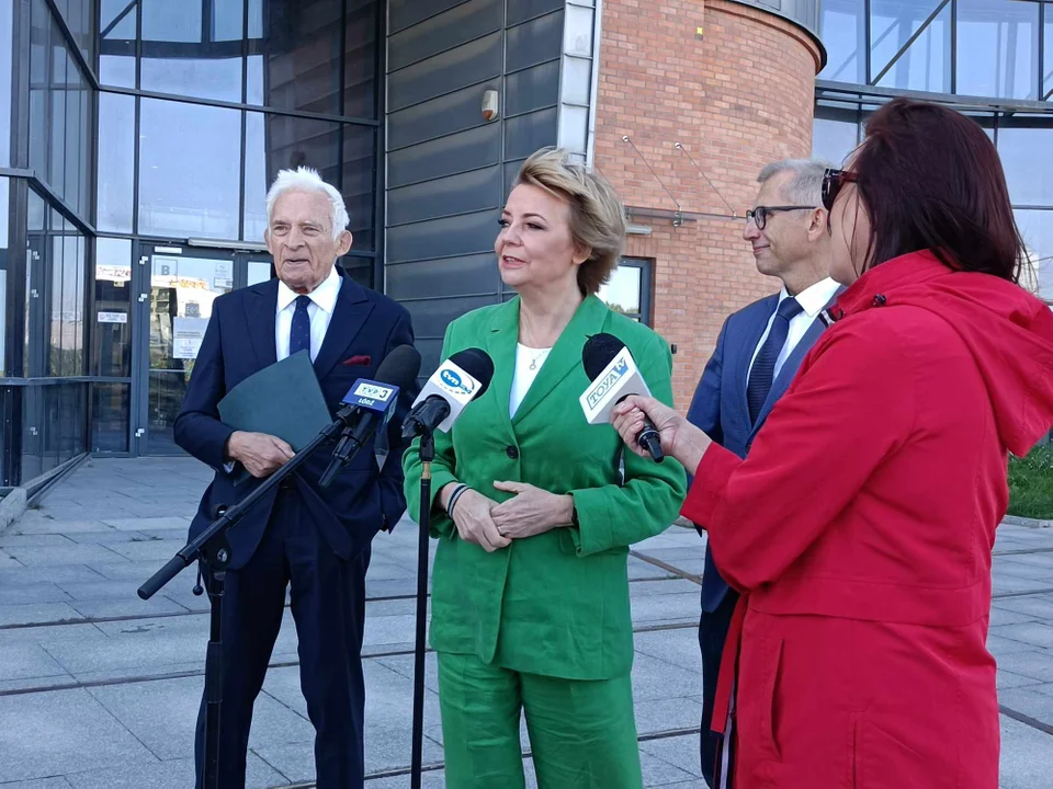 Konferencja prasowa z udziałem premiera Jerzego Buzka w Łodzi