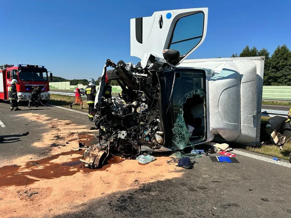 Na A2 porshe cayenne uderzyło w dostawczego opla. Ranna została pasażerka drugiego auta [zdjęcia] - Zdjęcie główne