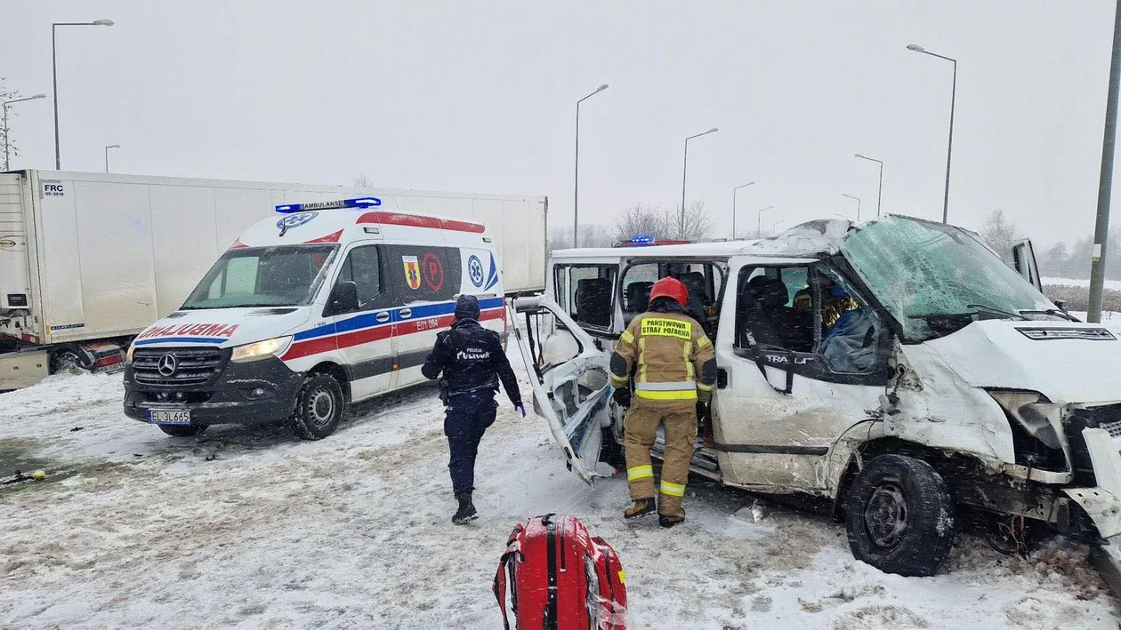 Wypadek w Strykowie. Zderzenie samochodu ciężarowego z samochodem dostawczym.