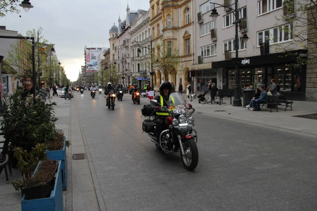 Wielka parada motocyklowa na ulicy Piotrkowskiej w Łodzi