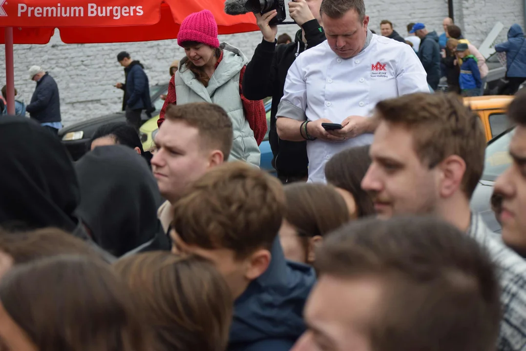 Tłumy łodzian na otwarciu restauracji MAX Premium Burgers. Tego jeszcze w Łodzi nie było [ZOBACZ ZDJĘCIA]