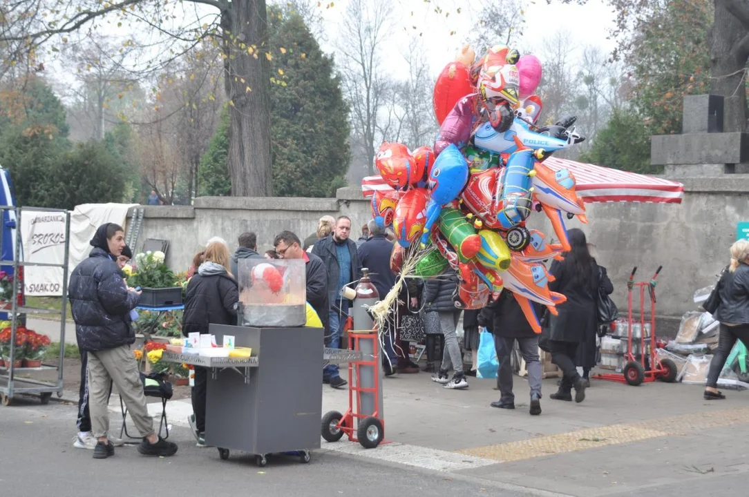 Kramy pod łódzkimi cmentarzami