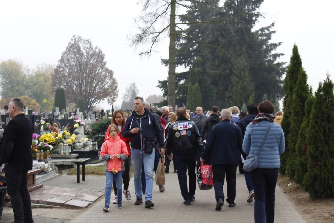 Tłumy łodzian na cmentarzu na Kurczakach