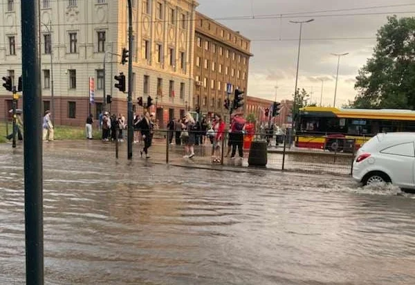 W Łodzi trochę popadało, a centrum miasta zostało zalane. Nie kursowały tramwaje, kierowcy mieli problemy z przejazdem [ZDJĘCIA] - Zdjęcie główne