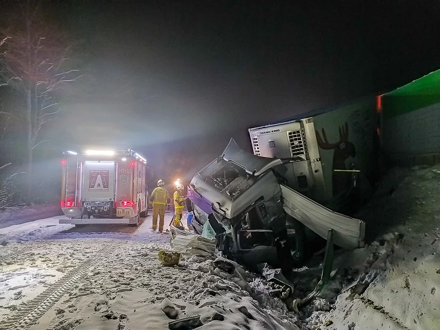 Ciężarówka roztrzaskała bariery i spadła z nasypu. Seria nocnych wypadków, ranna kobieta w szpitalu [FOTO] - Zdjęcie główne