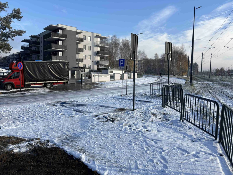 Nowy chodnik prowadzący do przystanku MPK na Olechowie gotowy