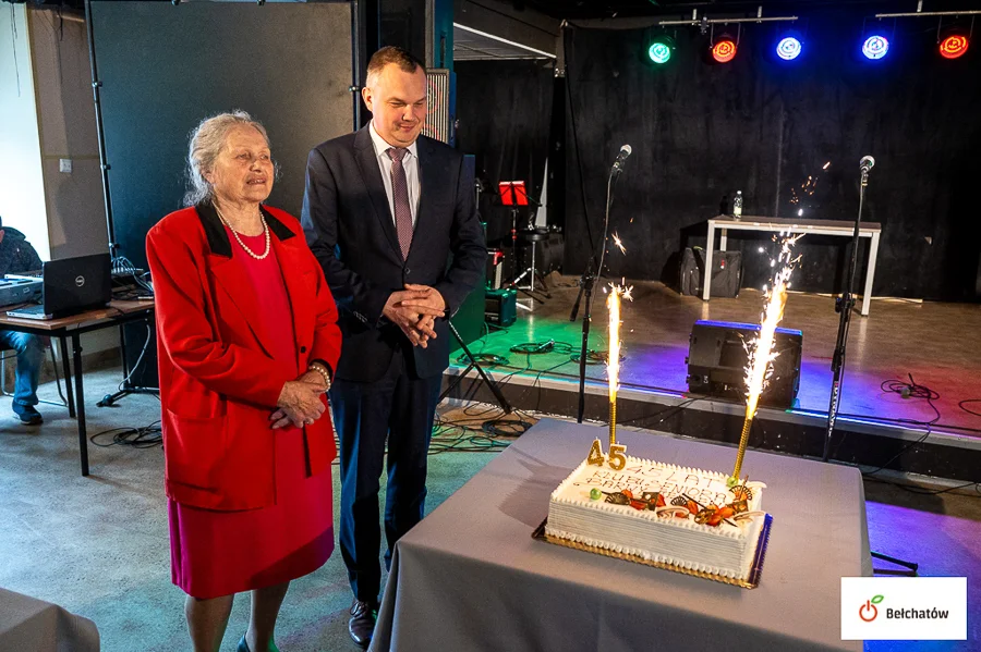 Seniorzy z Bełchatowa świętowali jubileusz. Był tort, życzenia i dużo śpiewu! [FOTO] - Zdjęcie główne