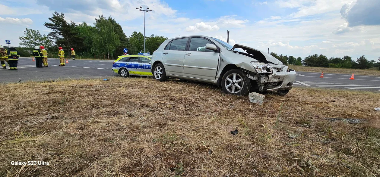 Groźny wypadek w powiecie bełchatowskim. Sześć osób rannych, są utrudnienia w ruchu - Zdjęcie główne