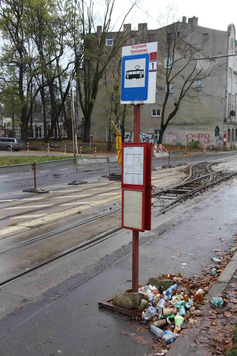 Brudny przystanek tramwajowy przy centrum krwiodawstwa w Łodzi