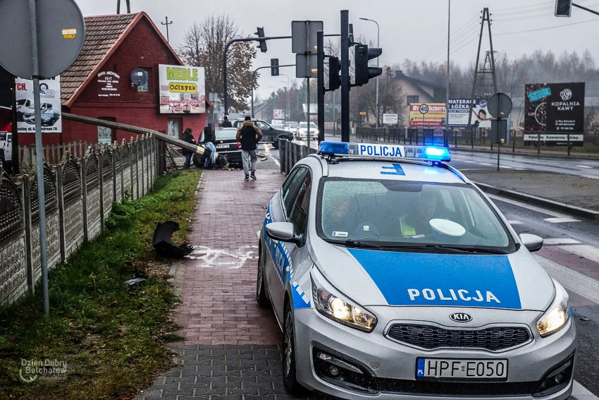 Wypadek w Grocholicach. Ciężarówka zderzyła się z BMW