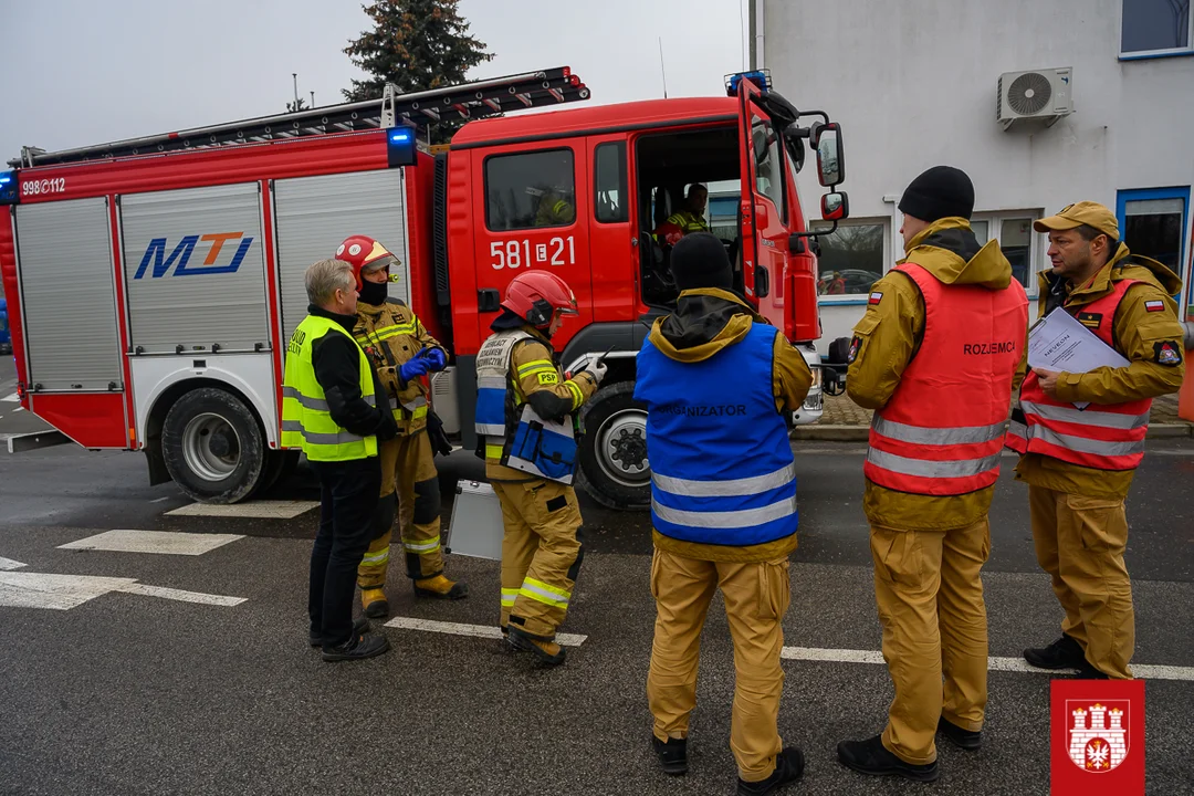 Zastępy straży przed halą produkcyjną w Zgierzu