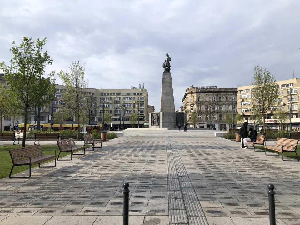 Plac Wolności w Łodzi z nową trawą