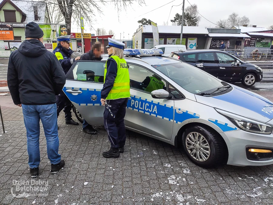 Chciał pomagać sprzedawać kwiatki na Dzień Kobiet. Skończył w kajdankach [FOTO] - Zdjęcie główne