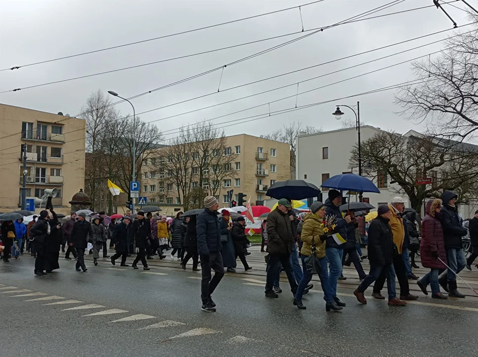 Marsz papieski w Łodzi. Setki łodzian ruszyło ulicami miasta [zdjęcia]