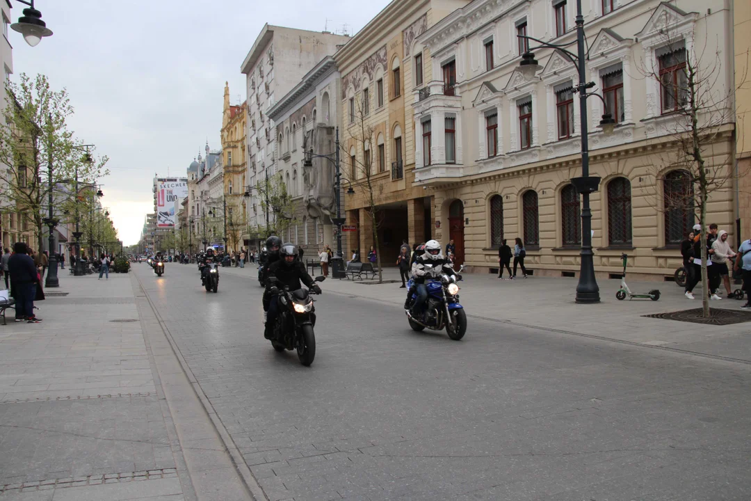 Wielka parada motocyklowa na ulicy Piotrkowskiej w Łodzi