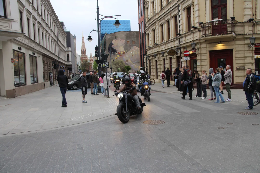 Wielka parada motocyklowa na ulicy Piotrkowskiej w Łodzi