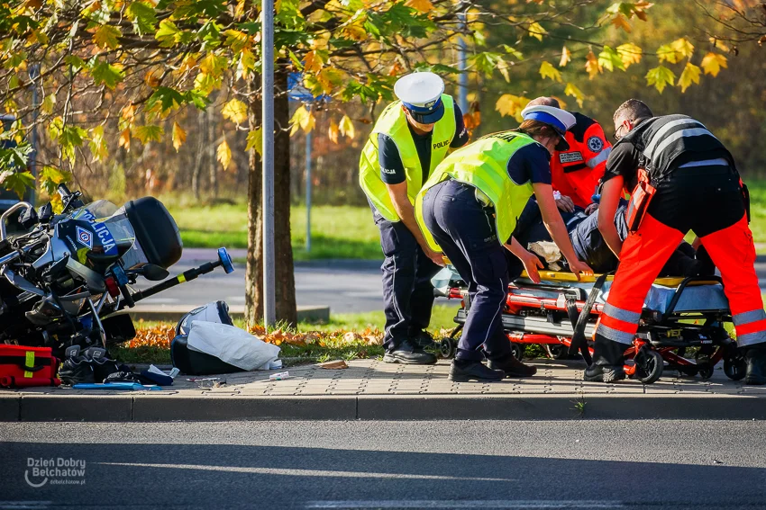 Wypadek na al. Wyszyńskiego. Policyjny motocykl zderzył się z osobówką