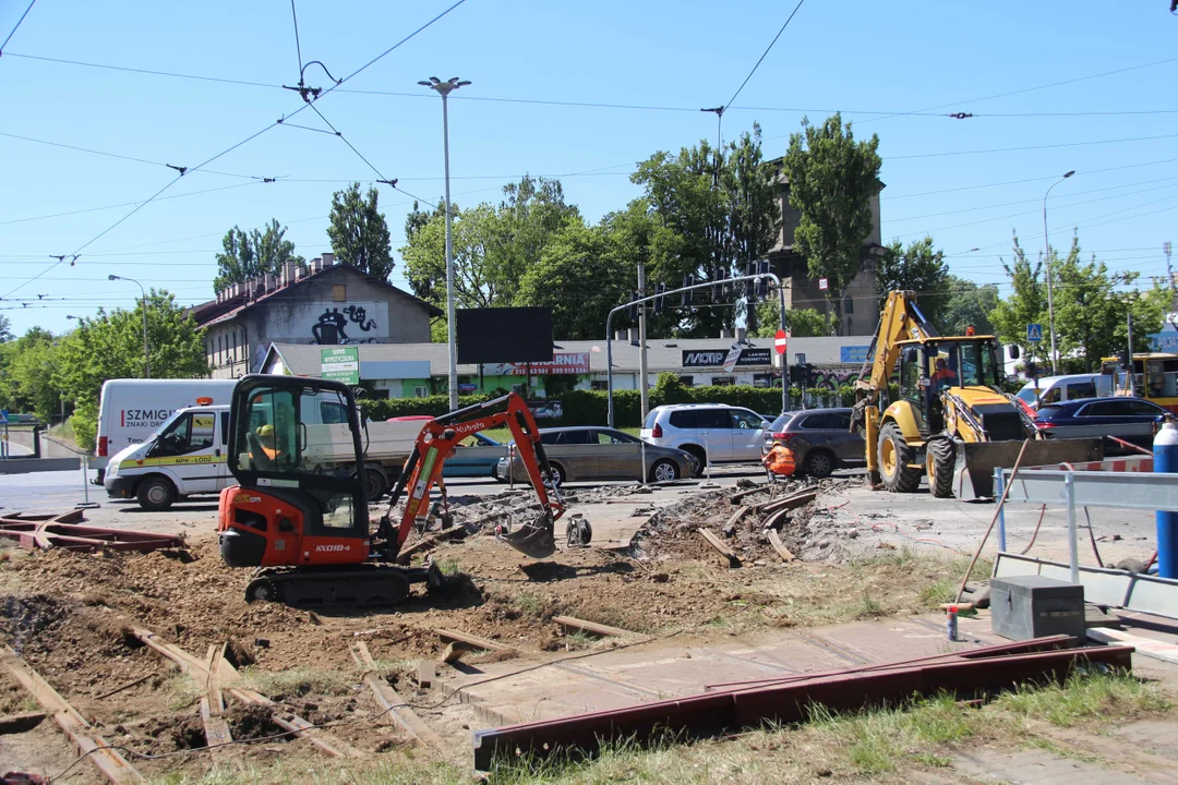 Prace torowe przy skrzyżowaniu al. Włókniarzy z ul. Legionów w Łodzi