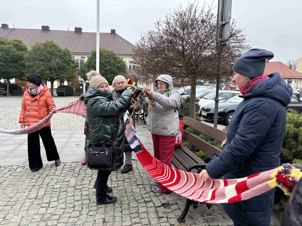 Pomnik w centrum miasta udekorowany przez grupę „Zamontanki”