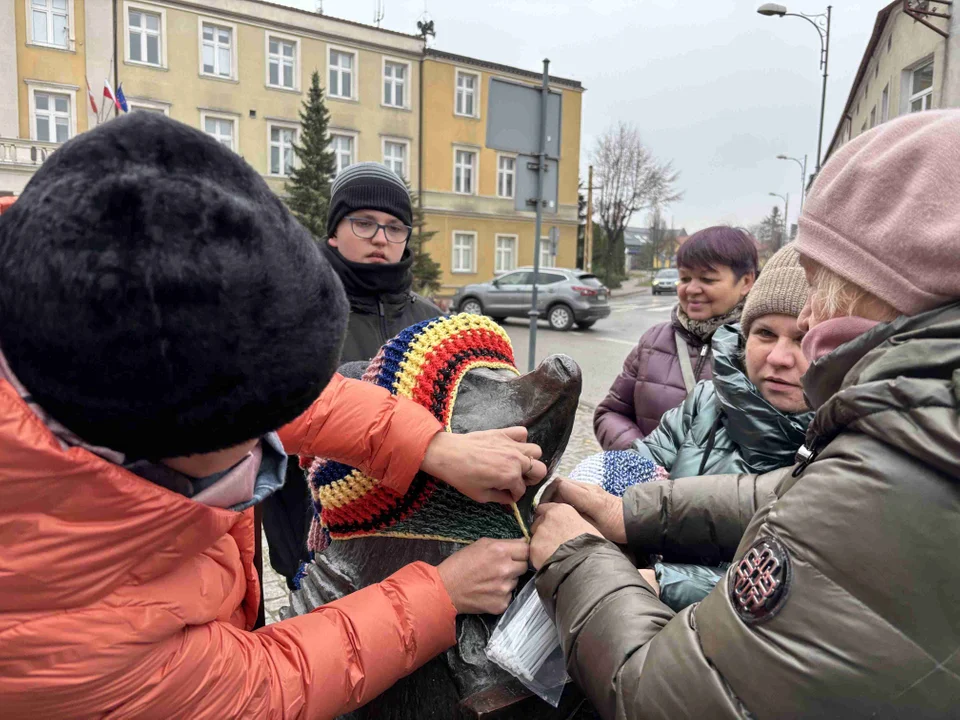 Pomnik w centrum miasta udekorowany przez grupę „Zamontanki”