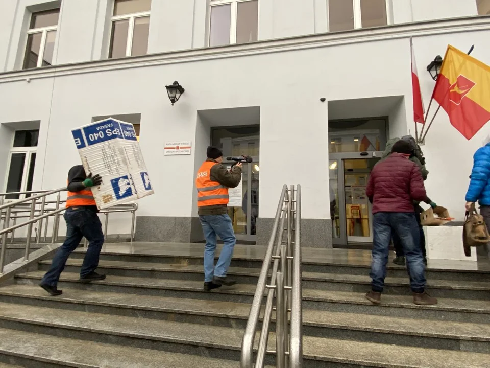 Na znak protestu aleksandrowski radny chciał zamurować wejście do łódzkiego magistratu