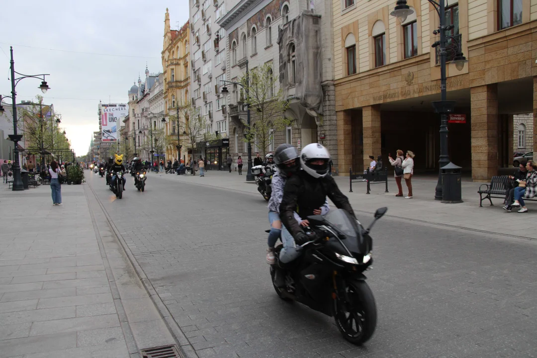 Wielka parada motocyklowa na ulicy Piotrkowskiej w Łodzi