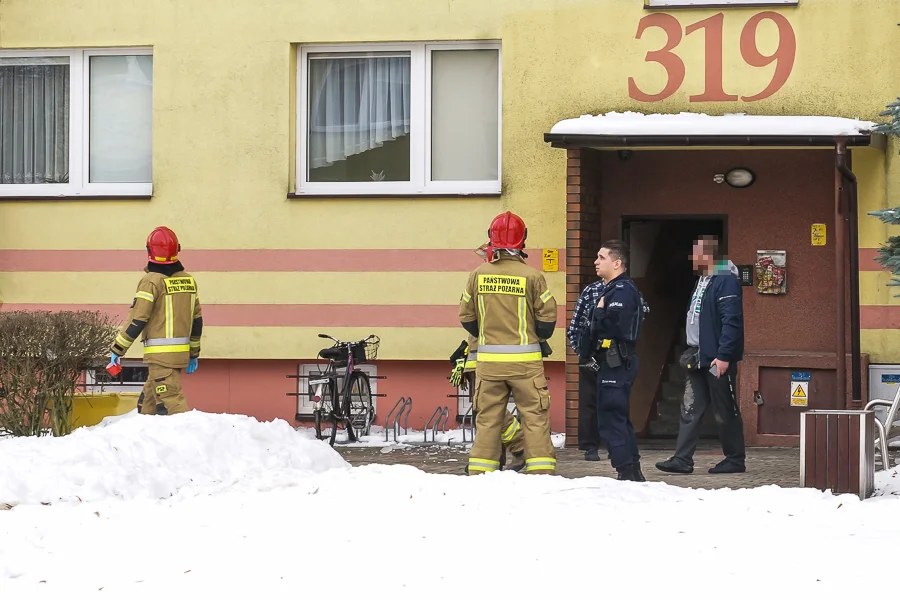 Zmarznięta bryła spadła z dachu na kobietę. Akcja służb na Dolnośląskim [FOTO] - Zdjęcie główne