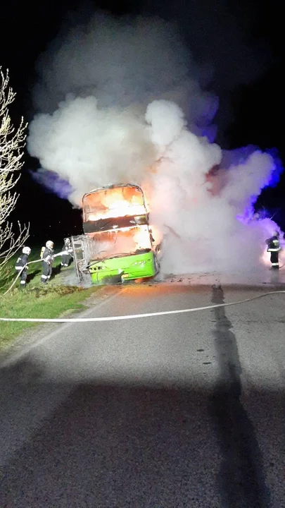 Potężny pożar autobusu w Łódzkiem. Pojazd doszczętnie spłonął